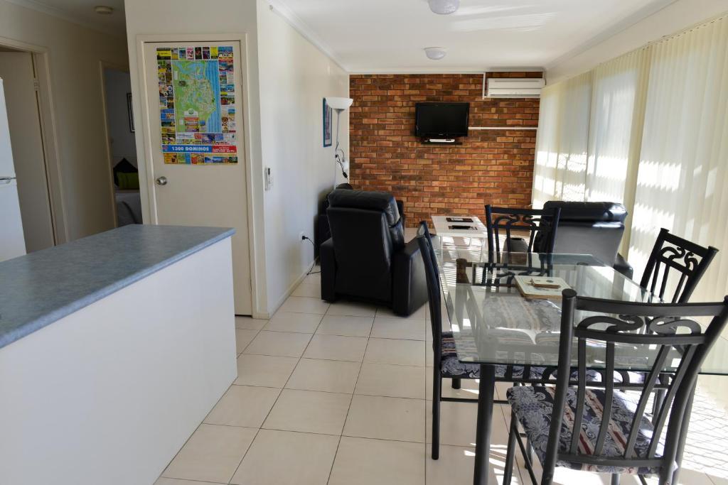 Beach House Holiday Apartments พอร์ตแมคควอรี ภายนอก รูปภาพ